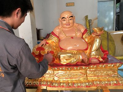 木雕“彌勒佛”貼金